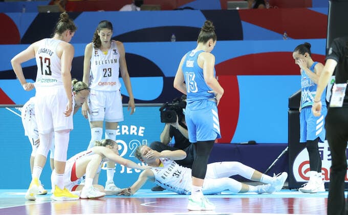 Belgian Cats Heleen Nauwelaers is injured during the match between Belgium s national women s basketball team The Belgian Cats and Slovenia, in Strasbourg, France, Friday 18 June 2021. The Belgian Cats are in France for the FIBA Women s EuroBasket 2021 European Basketball championships, that take place from 17 to 27 June. VIRGINIExLEFOUR  x3011680x