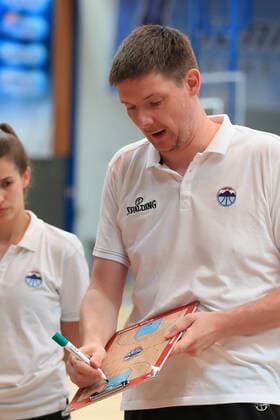 BASKETBALL - AUT vs POL, test match OBERWART,AUSTRIA,18.JUN.21 - BASKETBALL - OEBV international match, Länderspiel, Nationalmannschaft ladies, Austria vs Poland, test match. Image shows head coach Hubert Schmidt (AUT) with a tactics board.  GEPAxpictures xMarioxBuehner