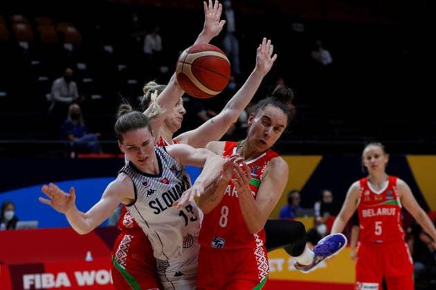Slovakia s Miroslava Mistinova (C) in action against Belarus Tatsiana Likhtarovich (R) during the Women Eurobasket 2021 game between Slovakia and Belarus held at San Luis arena in Valencia, eastern Spain, 18 June 2021. Slovakia - Belarus !ACHTUNG: NUR REDAKTIONELLE NUTZUNG!  Copyright: xMiguelxAngelxPolox GRAF3353 20210618-637596378374876080