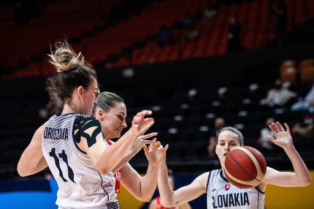 210618 Sabia Oroszova of Slovakia and Anastasiya Verameyenka of Belarus during the FIBA Women s Eurobasket match between Slovakia and Belarus on June 18, 2021 in Valencia Photo Maxim ThorÃ BILDBYRAN kod MT MT0188 basket basketball national team fiba women s eurobasket basket em slovakien belarus slovakia vitryssland dam bbeng,  Copyright: MAXIMxTHORE BB210618MT014