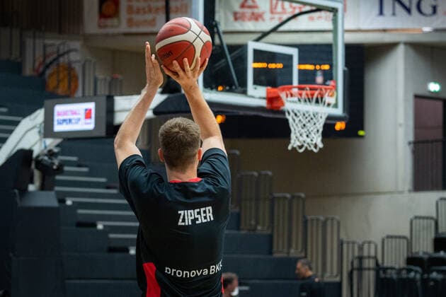 Basketball Hamburg 18 06 2021 Supercup National Team Germany GER Czech Republic CZE The German team wears shooting shirts to warm up with the name of Paul Zipser, who had to undergo an operation a few days ago Andreas Obst
