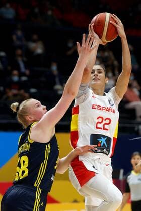 Spain s Maria Conde (R) in action against Sweden s Alice Nystrom (L) during the Women Eurobasket 2021 game between Spain and Sweden held at San Luis arena in Valencia, eastern Spain, 18 June 2021. Spain vs Sweden !ACHTUNG: NUR REDAKTIONELLE NUTZUNG!  Copyright: xKaixForsterlingx GRAFCVA6191 20210618-637596476592704022