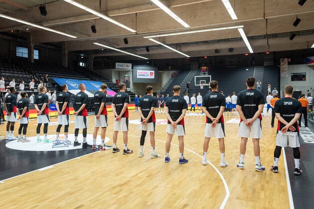 Basketball Hamburg 18 06 2021 Supercup National Team Germany GER Czech Republic CZE The German team wears shooting shirts to warm up with the name of Paul Zipser, who had to undergo surgery a few days ago