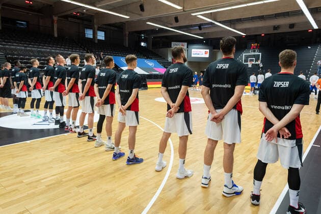 Basketball Hamburg 18 06 2021 Supercup National Team Germany GER Czech Republic CZE The German team wears shooting shirts to warm up with the name of Paul Zipser, who had to undergo surgery a few days ago