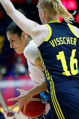 Spain s Paula Ginzo (L) in action against Sweden s Stephanie Visscher (L) during the Women Eurobasket 2021 game between Spain and Sweden held at San Luis arena in Valencia, eastern Spain, 18 June 2021. Spain vs Sweden !ACHTUNG: NUR REDAKTIONELLE NUTZUNG!  Copyright: xKaixForsterlingx GRAFCVA6199 20210618-637596491797957317