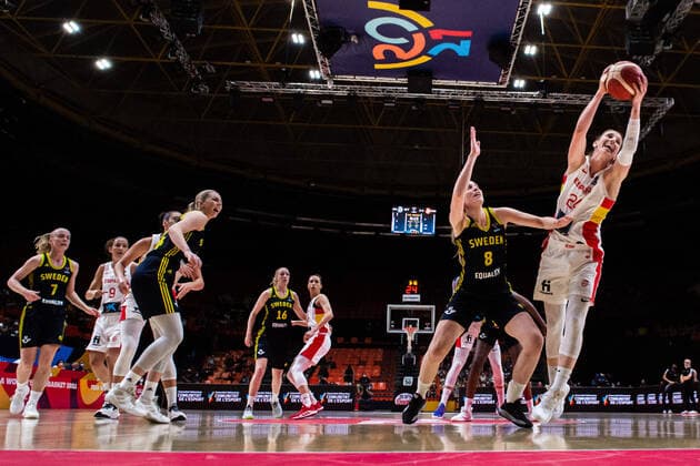 210618 Ellen Nyström of Sweden and Laura Gil of Spain during the FIBA Women s Eurobasket match between Spain and Sweden on June 18, 2021 in Valencia Photo Maxim ThorÃ BILDBYRAN kod MT MT0189 basket basketball national team fiba women s eurobasket basket em spanien spain sverige sweden dam bbeng dag 2,  Copyright: MAXIMxTHORE BB210618MT086