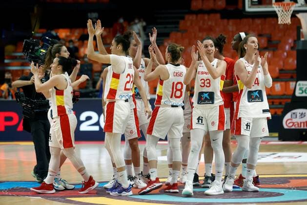 Spain s players celebrate after defeating Sweden s during the Women Eurobasket 2021 game between Spain and Sweden held at San Luis arena in Valencia, eastern Spain, 18 June 2021. Spain vs Sweden !ACHTUNG: NUR REDAKTIONELLE NUTZUNG!  Copyright: xKaixForsterlingx GRAFCVA6210 20210618-637596527166024870