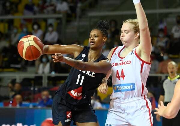 Julia Reisingerova of Czech Republic and Valeriane Vukosavljevic of France pictured during FIBA Women s Eurobasket match between France and Czech Republic on JUNE 18, 2021 in Strasbourg, France,18 06 2021 BASKET BALL : Republique Tcheque vs France - Eurobasket Feminin - 18 06 2021 PhilippeCrochet Panoramic 