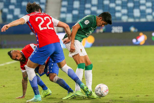 Futbol, Chile vs Bolivia. Copa America Brasil 2021. El jugador de Chile Ben Breneton, izquierda , disputa el balon con Ramiro Vaca de Bolivia durante el partido del grupo B de Copa America disputado en el estadio Arena Pantanal. Cuiaba, Brasil. 18 06 2021 Gil Gomes AGIF Photosport Football, Chile vs Bolivia. Brazil Copa America Championship 2021. Chile s player Ben Breneton, left, battles for the ball against Ramiro Vaca of Bolvia during the Copa America Championship at Arena Pantanal stadium in Cuiaba, Brazil. 06 18 2021 Gil Gomes AGIF Photosport Chile vs Bolivia, Copa America 2021