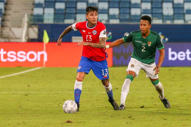Futbol, Chile vs Bolivia. Copa America Brasil 2021. El jugador de Chile Erick Pulgar, izquierda, disputa el balon con Jairo Quinteroz de Bolivia durante el partido del grupo B de Copa America disputado en el estadio Arena Pantanal. Cuiaba, Brasil. 18 06 2021 Gil Gomes AGIF Photosport Football, Chile vs Bolivia. Brazil Copa America Championship 2021. Chile s player Erick Pulgar, left , battles for the ball against Jairo Quinteroz of Bolvia during the Copa America Championship at Arena Pantanal stadium in Cuiaba, Brazil. 06 18 2021 Gil Gomes AGIF Photosport Chile vs Bolivia, Copa America 2021
