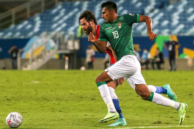 Futbol, Chile vs Bolivia. Copa America Brasil 2021. El jugador de Chile Ben Breneton, izquierda, disputa el balon con Gilbert Ãlvarez de Bolivia durante el partido del grupo B de Copa America disputado en el estadio Arena Pantanal. Cuiaba, Brasil. 18 06 2021 Gil Gomes AGIF Photosport Football, Chile vs Bolivia. Brazil Copa America Championship 2021. Chile s player Ben Breneton, left, battles for the ball against Gilbert Ãlvarez of Bolvia during the Copa America Championship at Arena Pantanal stadium in Cuiaba, Brazil. 06 18 2021 Gil Gomes AGIF Photosport Chile vs Bolivia, Copa America 2021