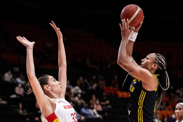 210618 Laura Quevedo of Spain and Kalis Loyd of Sweden during the FIBA Women s Eurobasket match between Spain and Sweden on June 18, 2021 in Valencia Photo Maxim ThorÃ BILDBYRAN kod MT MT0189 basket basketball national team fiba women s eurobasket basket em spanien spain sverige sweden dam bbeng dag 2,  Copyright: MAXIMxTHORE BB210618MT133