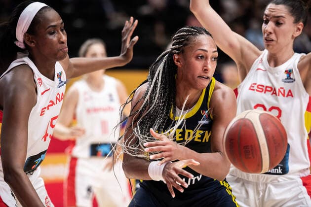 210618 Astou Ndour of Spain and Kalis Loyd of Sweden during the FIBA Women s Eurobasket match between Spain and Sweden on June 18, 2021 in Valencia Photo Maxim ThorÃ BILDBYRAN kod MT MT0189 basket basketball national team fiba women s eurobasket basket em spanien spain sverige sweden dam bbeng dag 2,  Copyright: MAXIMxTHORE BB210618MT136
