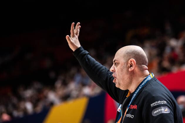 210618 Head coach Lucas Mondelo of Spain during the FIBA Women s Eurobasket match between Spain and Sweden on June 18, 2021 in Valencia Photo Maxim ThorÃ BILDBYRAN kod MT MT0189 basket basketball national team fiba women s eurobasket basket em spanien spain sverige sweden dam bbeng dag 2,  Copyright: MAXIMxTHORE BB210618MT145
