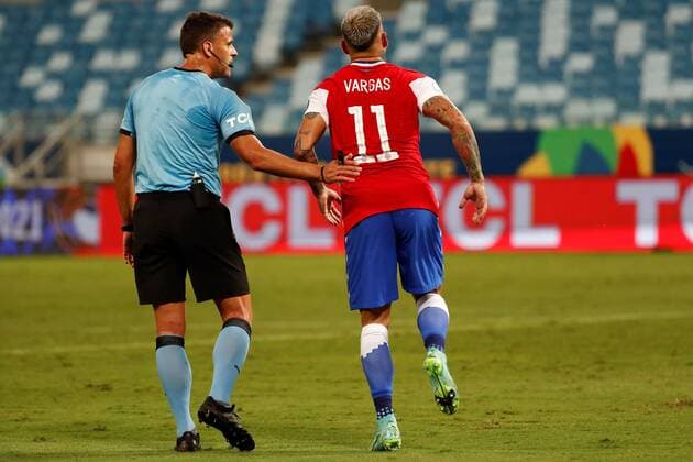 Chile s Eduardo Vargas complaints to Spanish referee Jesus Gil Manzano of a foul against Bolivia, during a match for Group A of the Copa America at the Arena Pantanal stadium in Cuiaba, Brazil, 18 June 2021. Chile - Bolivia !ACHTUNG: NUR REDAKTIONELLE NUTZUNG!  Copyright: xSEBASTIAOxMOREIRAx AMDEP4496 20210619-637596596725772803