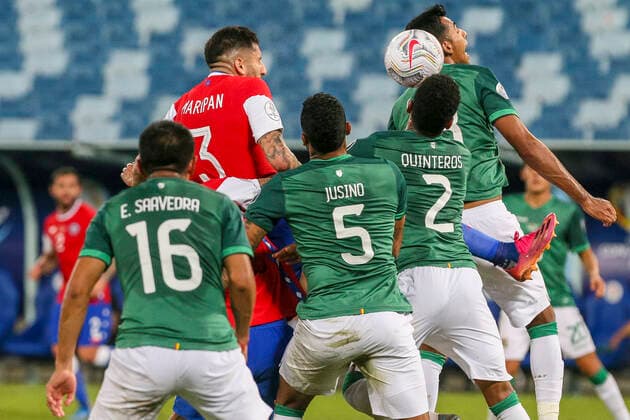 Futbol, Chile vs Bolivia. Copa America Brasil 2021. El jugador de Chile Guilermo Maripan, izquierda , juega el balon contra Bolivia durante el partido del grupo B de Copa America disputado en el estadio Arena Pantanal. Cuiaba, Brasil. 18 06 2021 Gil Gomes AGIF Photosport Football, Chile vs Bolivia. Brazil Copa America Championship 2021. Chile s player Guilermo Maripan, left , play the ball against Bolivia during the Copa America Championship at Arena Pantanal stadium in Cuiaba, Brazil. 06 18 2021 Gil Gomes AGIF Photosport Chile vs Bolivia, Copa America 2021