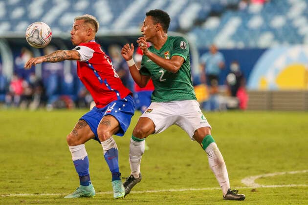Futbol, Chile vs Bolivia. Copa America Brasil 2021. El jugador de Chile Eduardo Vargas, izquierda, disputa el balon con Jairo Quinteroz de Bolivia durante el partido del grupo B de Copa America disputado en el estadio Arena Pantanal. Cuiaba, Brasil. 18 06 2021 Gil Gomes AGIF Photosport Football, Chile vs Bolivia. Brazil Copa America Championship 2021. Chile s player Eduardo Vargas, left , battles for the ball against Jairo Quinteroz of Bolvia during the Copa America Championship at Arena Pantanal stadium in Cuiaba, Brazil. 06 18 2021 Gil Gomes AGIF Photosport Chile vs Bolivia, Copa America 2021