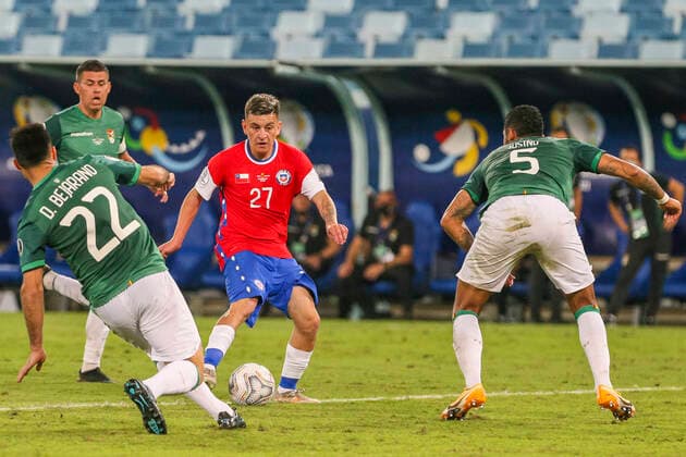 Futbol, Chile vs Bolivia. Copa America Brasil 2021. El jugador de Chile Pablo aranguiz, juega el balon contra Bolivia durante el partido del grupo B de Copa America disputado en el estadio Arena Pantanal. Cuiaba, Brasil. 18 06 2021 Gil Gomes AGIF Photosport Football, Chile vs Bolivia. Brazil Copa America Championship 2021. Chile s player Pablo aranguiz, play the ball against Bolivia during the Copa America Championship at Arena Pantanal stadium in Cuiaba, Brazil. 06 18 2021 Gil Gomes AGIF Photosport Chile vs Bolivia, Copa America 2021