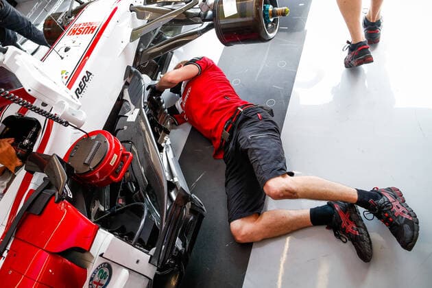 Alfa Romeo Racing ORLEN C41, mechanic during the Formula 1 Emirates Grand Prix de France 2021, 7th round of the 2021 FIA Formula One World Championship, WM, Weltmeisterschaft from June 18 to 20, 2021 on the Circuit Paul Ricard, in Le Castellet, France - FORMULE 1 : Grand Prix de France - Circuit Paul-Ricard - 18 06 2021 DPPI PANORAMIC  20210618_GOODEN__GO05648