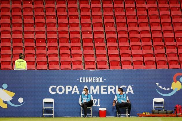 People work next to an empty tribune given the restrictions against the covid-19, prior to the match between Argentina and Uruguay for Group A of the Copa America, at the Mane Garrincha Stadium in Brasilia, Brazil, 18 June 2021. Argentina - Uruguay !ACHTUNG: NUR REDAKTIONELLE NUTZUNG!  Copyright: xFernandoxBizerraxJrx AMDEP4535 20210619-637596640735113530