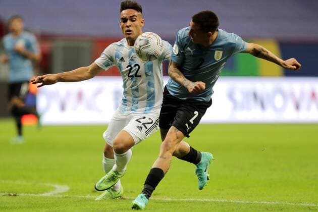 Argentina’s Lautaro Martinez in action against Uruguay’s Jose Gimenez during a match for Group A of the Copa America at the Mane Garrincha Stadium in Brasilia, Brazil, 18 June 2021. Argentina - Uruguay !ACHTUNG: NUR REDAKTIONELLE NUTZUNG!  Copyright: xJoedsonxAlvesx AME6717 20210619-637596669153713934