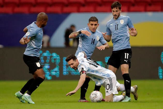 Argentina x Uruguay BRASÍLIA, DF - 18.06.2021: ARGENTINA X URUGUAY - Match between , Argentina x Uruguay valid for the second round Copa America Brazil 2021, held at the Estádio Nacional De Brasília Mané Garrincha, on Friday (18). In the photo, Player Merssi Argentina x Lucas Torreia Uruguay. (Photo: Francisco Stuckert Fotoarena) x2081062x  FranciscoxStuckert
