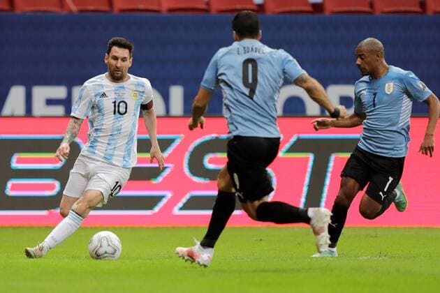 Argentina’s Lionel Messi in action against Uruguay’s Luis Suarez (C) y Nicolas De La Cruz (R) during a match for Group A of the Copa America at the Mane Garrincha Stadium in Brasilia, Brazil, 18 June 2021. Argentina - Uruguay !ACHTUNG: NUR REDAKTIONELLE NUTZUNG!  Copyright: xJoedsonxAlvesx AME6718 20210619-637596680246115343