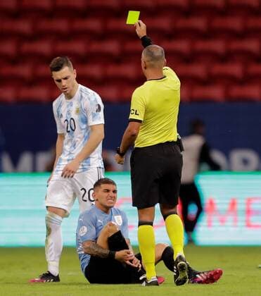 Referee Wilton Sampaio sanctions Giovani Lo Celso of Argentina today during a match for Group A of the Copa America at the Mane Garrincha Stadium in Brasilia, Brazil, 18 June 2021. Argentina - Uruguay !ACHTUNG: NUR REDAKTIONELLE NUTZUNG!  Copyright: xJoedsonxAlvesx AME6730 20210619-637596703031299384