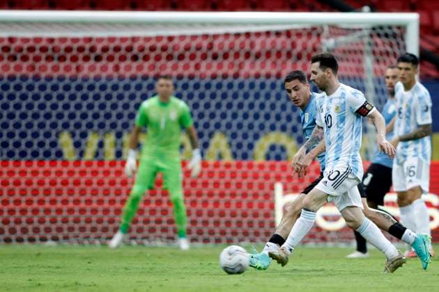 18th June 2021; Mane Garrincha Stadium, Brasilia, Distrito Federal, Brazil; Copa America, Argentina versus Uruguay; Lionel Messi of Argentina looks to go past the challenge of Jose Gimenez of Uruguay  ActionPlus12297558 AdalbertoxMarques