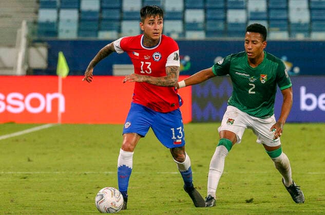(210619) -- CUIABA, June 19, 2021 -- Chile s Erick Pulgar (L) vies with Bolivia s Jairo Quinteros during the 2021 Copa America group A football match between Chile and Bolivia in Cuiaba, Brazil, June 18, 2021. (AGENCIAUNO Handout via Xinhua) (SP)BRAZIL-CUIABA-FOOTBALL-COPA AMERICA-CHILE VS BOLIVIA GilxGomes 
