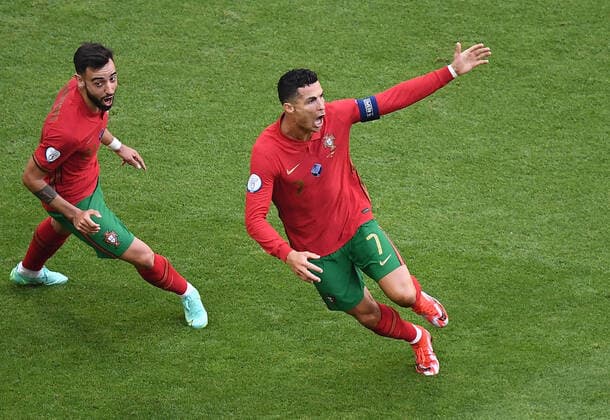 19.06.2021, xjhx, Fussball Europameisterschaft 2020 Gruppe F, Deutschland - Portugal emspor, v.l. Torjubel nach dem Tor zum celebrating the goal celebrate 0:1 durch Cristiano Ronaldo (Portugal) Bruno Fernandes (Portugal) Muenchen *** 19 06 2021, xjhx, european football championship 2020 group F, germany portugal emspor, v l goal celebration after goal celebrating the goal celebrate 0 1 by cristiano ronaldo portugal bruno fernandes portugal muenchen