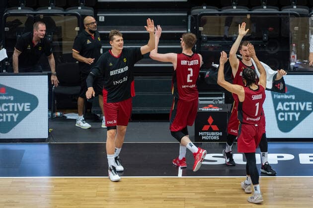 Basketball Hamburg 19 06 2021 Supercup National Team Germany GER Tunisia TUN Cheers Germany Moritz Wagner Germany, No 13 Luc Van Slooten Germany, No 02 Andreas Obst Germany, No 42 Joshiko Saibou Germany, No 01