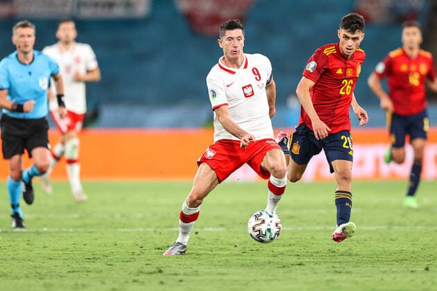 19.06.2021 SEWILLA, HISZPANIA ( SEVILLA, SPAIN ), STADION LA CARTUJA PILKA NOZNA (FOOTBALL) UEFA EURO, EM, Europameisterschaft,Fussball 2020 , TURNIEJ UEFA EURO 2020 FAZA GRUPOWA - GRUPA E ( GROUP STAGE - GROUP E ) MECZ HISZPANIA - POLSKA ( GAME SPAIN - POLAND ) NZ ROBERT LEWANDOWSKI, PEDRI FOTO LUKASZ GROCHALA CYFRASPORT NEWSPIX.PL --- Newspix.pl  20210619CSLG0117