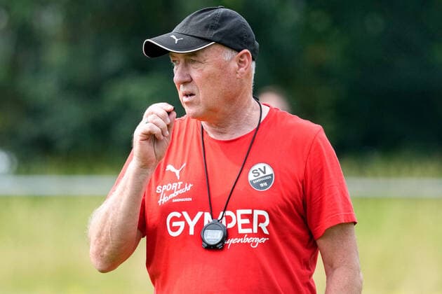 Gerhard Kleppinger coach, SVS , gives instructions, gestures, gesticulate with the arms, gives instructions, gesticulate, single picture, action, action, 19 06 2021, Sandhausen Germany , Football, 2 Bundesliga, Training kick-off at SV Sandhausen, DFB DFL REGULATIONS PROHIBIT ANY USE OF PHOTOGRAPHS AS IMAGE SEQUENCES AND OR QUASI VIDEO xozx