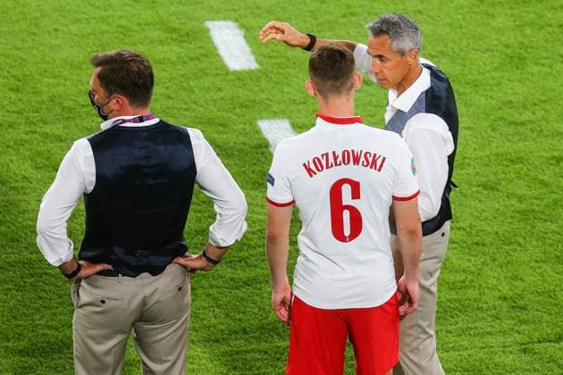 19.06.2021, Sewilla, pilka nozna, mistrzostwa Europy EURO 2020 , Hiszpania - Polska, N z Jakub Kwiatkowski, Kacper Kozlowski (POL) Trener Paulo Sousa (POL), fot. Tomasz Jastrzebowski Foto Olimpik ÑÑ 19.06.2021, Sevilla, football, UEFA EURO, EM, Europameisterschaft,Fussball 2020, Poland - Spain, In the picture: Jakub Kwiatkowski, Kacper Kozlowski (POL) Trener Paulo Sousa (POL), fot. Tomasz Jastrzebowski Foto Olimpik NEWSPIX.PL --- Newspix.pl  20210619toja2136