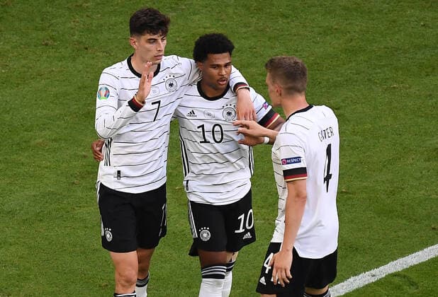 19 06 2021, xjhx, European Football Championship 2020 Group F, Germany Portugal emspor, v l Kai Havertz German National Football Team DFB , Serge Gnabry German National Football Team DFB , Matthias Ginter German National Football Team DFB celebrate the goal, The Goal Cheer to Munich