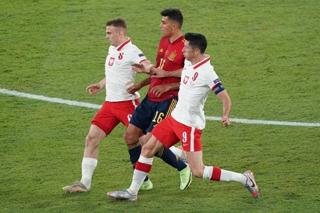 Mandatory Credit: Photo by Bagu Blanco Pressinphoto Shutterstock (12127654he) Kacper Kozlowski, Robert Lewandowski of Poland and Rodri Hernandez of Spain Spain v Poland Euro 2020 match, group E, matchday 2. Football, La Cartuja Stadium, Sevilla, Spain - 19 Jun 2021 EDITORIAL USE ONLY No use with unauthorised audio, video, data, fixture lists (outside the EU), club league logos or live services. Online in-match use limited to 45 images (+15 in extra time). No use to emulate moving images. No use in betting, games or single club league player publications services. Spain v Poland Euro 2020 match, group E, matchday 2. Football, La Cartuja Stadium, Sevilla, Spain - 19 Jun 2021 EDITORIAL USE ONLY No use with unauthorised audio, video, data, fixture lists (outside the EU), club league logos or live services. Online in-match use limited to 45 images (+15 in extra time). No use to emulate moving images. No use in betting, games or  Copyright: xBaguxBlanco Pressinphoto Shutterstockx 12127654he