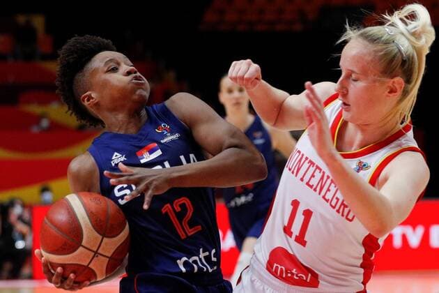 Serbian guard Yvonne Anderson (L) tries to score next to Montenegrinian guard Bozica Mujovic (R) during the Women Eurobasket 2021 game between Montenegro and Serbia played at San Luis pavilion in Valencia, eastern of Spain on 17 June 2021. Montenegro vs Serbia !ACHTUNG: NUR REDAKTIONELLE NUTZUNG!  Copyright: xMiguelxAngelxPolox GRAF4416 20210620-637597899420599685