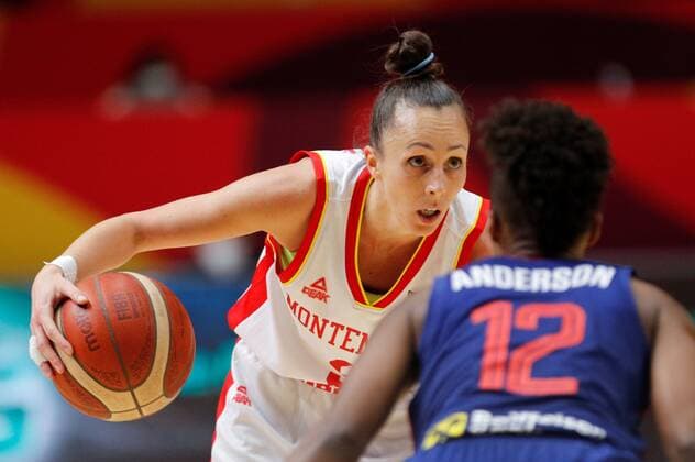 Serbian guard Yvonne Anderson (R) fights for the ball with Montenegrinian guard Snezana Aleksic (L) during the Women Eurobasket 2021 game between Montenegro and Serbia played at San Luis pavilion in Valencia, eastern of Spain on 17 June 2021. Montenegro vs Serbia !ACHTUNG: NUR REDAKTIONELLE NUTZUNG!  Copyright: xMiguelxAngelxPolox GRAF4486 20210620-637597951483780677