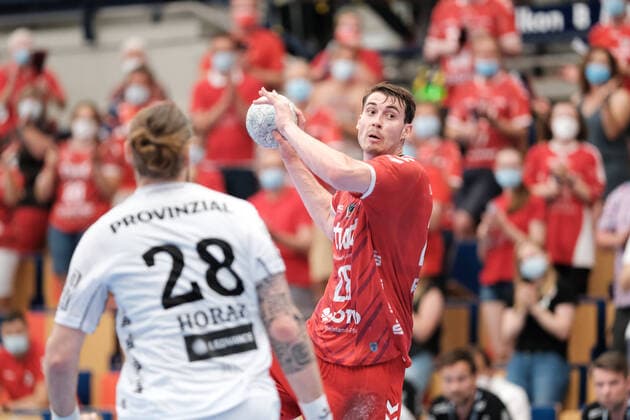 Hendrik Wagner Ludwigshafen, 28 while throwing against Pavel Horak THW Kiel, 28 before the match TSG Ludwigshafen Friesenheim vs THW Kiel in the 1 Handball Bundesliga on 20 06 2021, TSG Ludwigshafen Friesenheim THW Kiel, Handball, 1 Bundesliga, 20 06 2021 Ludwigshafen Copyright: xEibner-Pressefotox xMichaelxBermelx