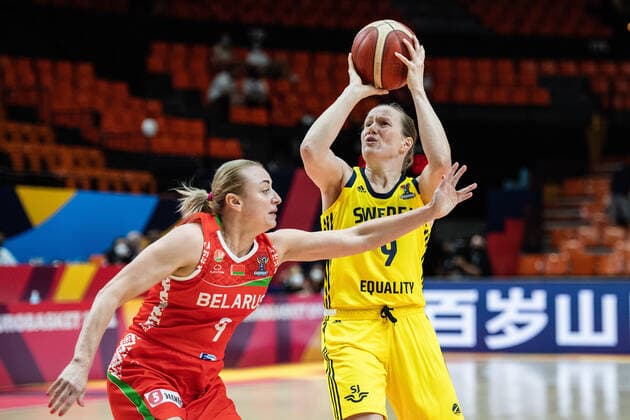 210620 Volha Ziuzkova of Belarus and Elin Eldebrink of Sweden during the FIBA Women s Eurobasket match between Sweden and Belarus on June 20, 2021 in Valencia Photo Maxim Thore BILDBYRAN kod MT MT0192 basket basketball national team fiba women s eurobasket basket em sverige sweden belarus vitryssland dam bbeng day 4,  Copyright: MAXIMxTHORE BB210620MT044
