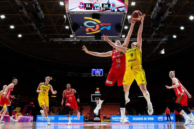 210620 Anastasiya Verameyenka of Belarus and Elin Eldebrink of Sweden during the FIBA Women s Eurobasket match between Sweden and Belarus on June 20, 2021 in Valencia Photo Maxim ThorÃ BILDBYRAN kod MT MT0192 basket basketball national team fiba women s eurobasket basket em sverige sweden belarus vitryssland dam bbeng day 4,  Copyright: MAXIMxTHORE BB210620MT055