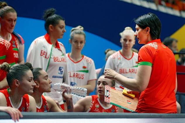 Belorussia s head coach Nataliya Trafimava (R) gives instructions to her players during their national teams Women Eurobasket 2021 match at San Luis pavilion in Valencia, eastern Spain, 21 June 2021. Sweden vs. Belorussia !ACHTUNG: NUR REDAKTIONELLE NUTZUNG!  Copyright: xKAIxFOERSTERLINGx GRAFCVA6245 20210620-637598010807791967
