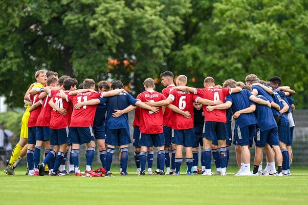 Unterhaching players join in with a team circle, team circle, concentration, camaraderie, speech, motivation, before kick-off, 6 20 2021, Unterhaching Germany , Football, Relegation to A Junior Bundesliga, SpVgg Unterhaching U19 1 FC Schweinfurt 05 U19 xslx