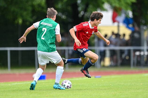 v li Sebastian Lorz Schweinfurt, 2 Unterhaching, 20 in duel, duel, tackle, dynamic, action, action, 6 20 2021, Unterhaching Germany , Football, Relegation to A Junior Bundesliga, SpVgg Unterhaching U19 1 FC Schweinfurt 05 U19 xslx