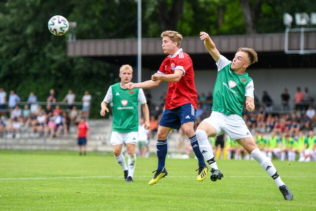 from left Andreas Hirtlreiter Unterhaching, 9 Pascal Henninger Schweinfurt, 4 in duel, duel, tackle, dynamic, action, 6 20 2021, Unterhaching Germany , Football, Relegation to A Junior Bundesliga, SpVgg Unterhaching U19 1 FC Schweinfurt 05 U19 xslx