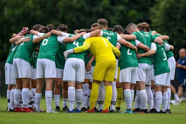 Schweinfurt players join in with a team circle, team circle, concentration, camaraderie, speech, motivation, before kick-off, 6 20 2021, Unterhaching Germany , Football, Relegation to A Junior Bundesliga, SpVgg Unterhaching U19 1 FC Schweinfurt 05 U19 xslx
