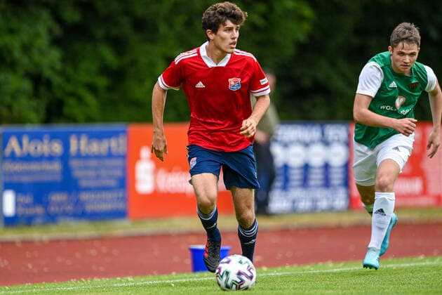 v li Unterhaching, 20 Sebastian Lorz Schweinfurt, 2 in duel, duel, tackle, dynamic, action, action, 6 20 2021, Unterhaching Germany , Football, Relegation to A Junior Bundesliga, SpVgg Unterhaching U19 1 FC Schweinfurt 05 U19 xslx