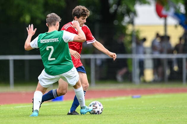 v li Sebastian Lorz Schweinfurt, 2 Unterhaching, 20 in duel, duel, tackle, dynamic, action, action, 6 20 2021, Unterhaching Germany , Football, Relegation to A Junior Bundesliga, SpVgg Unterhaching U19 1 FC Schweinfurt 05 U19 xslx