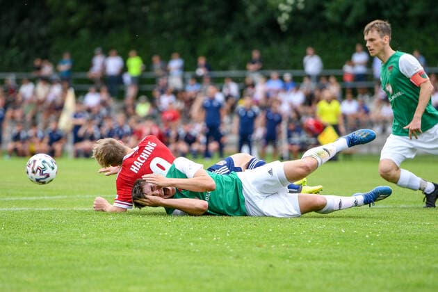 from left Andreas Hirtlreiter Unterhaching, 9 Pascal Henninger Schweinfurt, 4 ider here a laceration on the head, in the duel, duel, tackle, dynamics, action, action, 6 20 2021, Unterhaching Germany , Football, Relegation to the A Junioren Bundesliga, SpVgg Unterhaching U19 1 FC Schweinfurt 05 U19 xslx